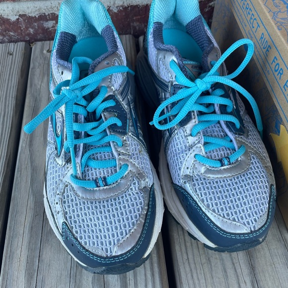 Women’s Brooks Adrenaline GTS 13 Running Shoes Size 6.5 Wide - Picture 2 of 12